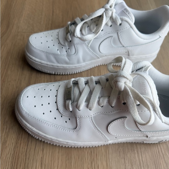 Women Size 8 White Air Force 1s Sneakers - Picture 7 of 16